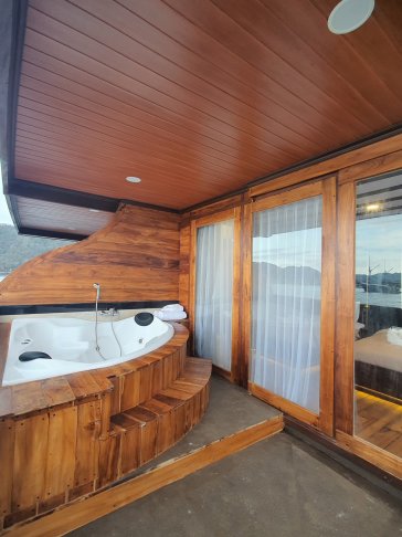 2027年10月印尼班達海豪華船宿潛水10日 8